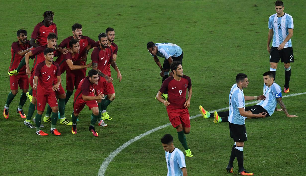 Para pemain Portugal merayakan Paciencia #9 saat mengalahkan Argetina 2-0 pada laga grup D Olimpiade Rio 2016 di Olympic Stadium, Rio de Janeiro, (5/82016) dini hari WIB. (AFP/Vanderlei Almeida)