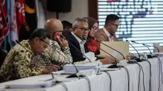 Ketua KPU Arief Budiman (tengah) memimpin rapat Rekapitulasi Hasil Penghitungan Perolehan Suara Tingkat Nasional dan Penetapan Hasil Pemilihan Umum Tahun 2019 di Jakarta, Minggu (19/5/2019). Rapat menetapkan perolehan suara dari Sulawesi Selatan dan PPLN Kuala Lumpur. (Liputan6.com/Faizal Fanani)