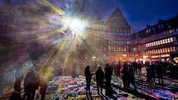 Cahaya menyinari salah satu bangunan di Lapangan Roemer saat acara pembukaan festival cahaya "Luminale" di Frankfurt, Jerman, (20/3). (AP Photo / Michael Probst)