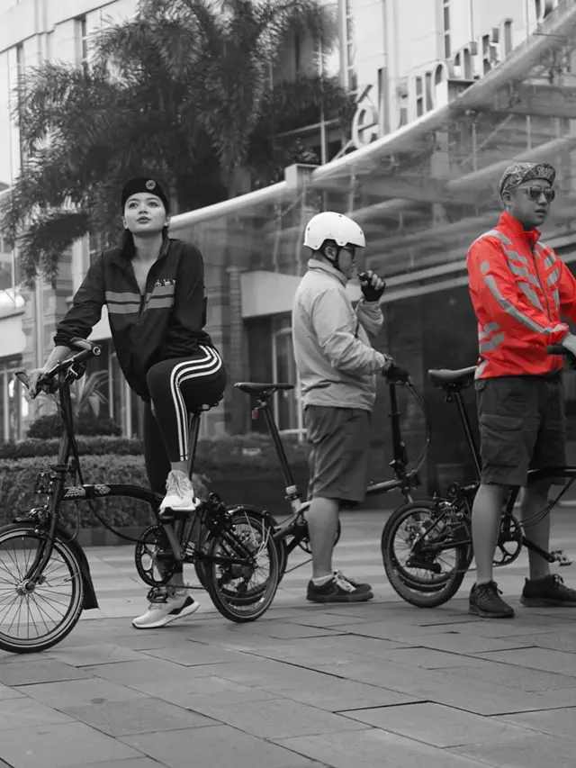 7 Gaya Wika Salim Saat Gowes Ini Curi Perhatian