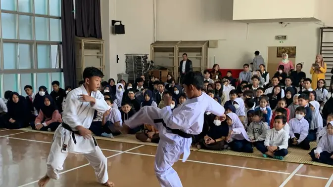 <p>Karateka Indonesia peraih medali kejuaraan dunia di Tokyo gelar ekshibisi di Sekolah Republik Indonesia Tokyo. Dok: KBRI Tokyo</p>
