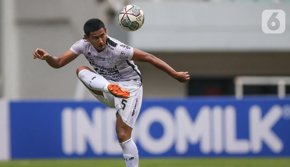 Bek Balim United, Audi Abdillah berusaha mengontrol bola saat melawan Persita Tangerang pada laga pekan keempat BRI Liga 1 2021/2022 di Stadion Pakansari, Bogor, Jumat (24/09/2021). Bali United menang tipis atas Persita Tangerang 2-1.  (Bola.com/Bagaskara Lazuardi)