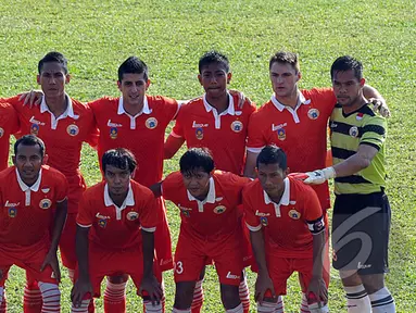 Pemain Persija Jakarta berpose jelang laga SCM Cup 2015  di Stadion Haji Agus Salim, Padang, Minggu (18/1/2015). (Liputan6.com/Johan Tallo)