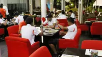 Willian Pacheco bercengkrama dengan pemain Persija saat makan malam di Bandung, Jumat (15/7/2016). (Bola.com/Nicklas Hanoatubun)