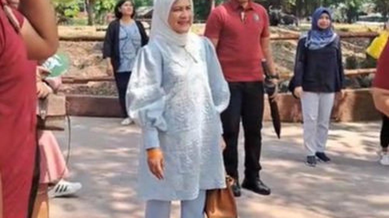 Pada momen itu Iriana tampil cantik mengenakan setelan baju baby blue dipadukan hijab putih dan sepatu kets.&nbsp;<br>