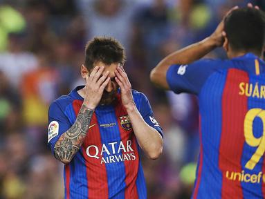 Striker Barcelona, Lionel Messi  dan Luis Suarez tampak kecewa usai pertandingan melawan Eibar pada laga pekan terakhir La Liga di Camp Nou, Minggu (21/5/2017). Barcelona menang 4-2. (EPA/Alenjandro Garcia)