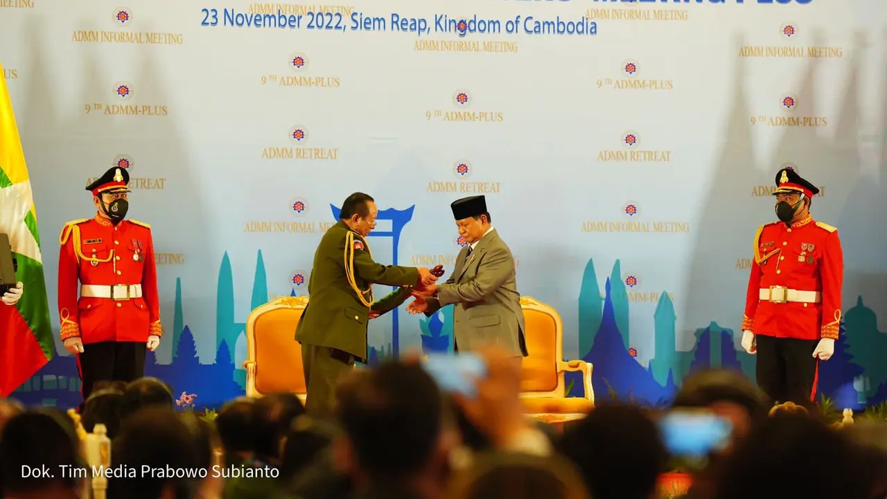 Menhan Prabowo Terima Penetapan Indonesia Sebagai Tuan Rumah ADMM 2023 dari Kamboja