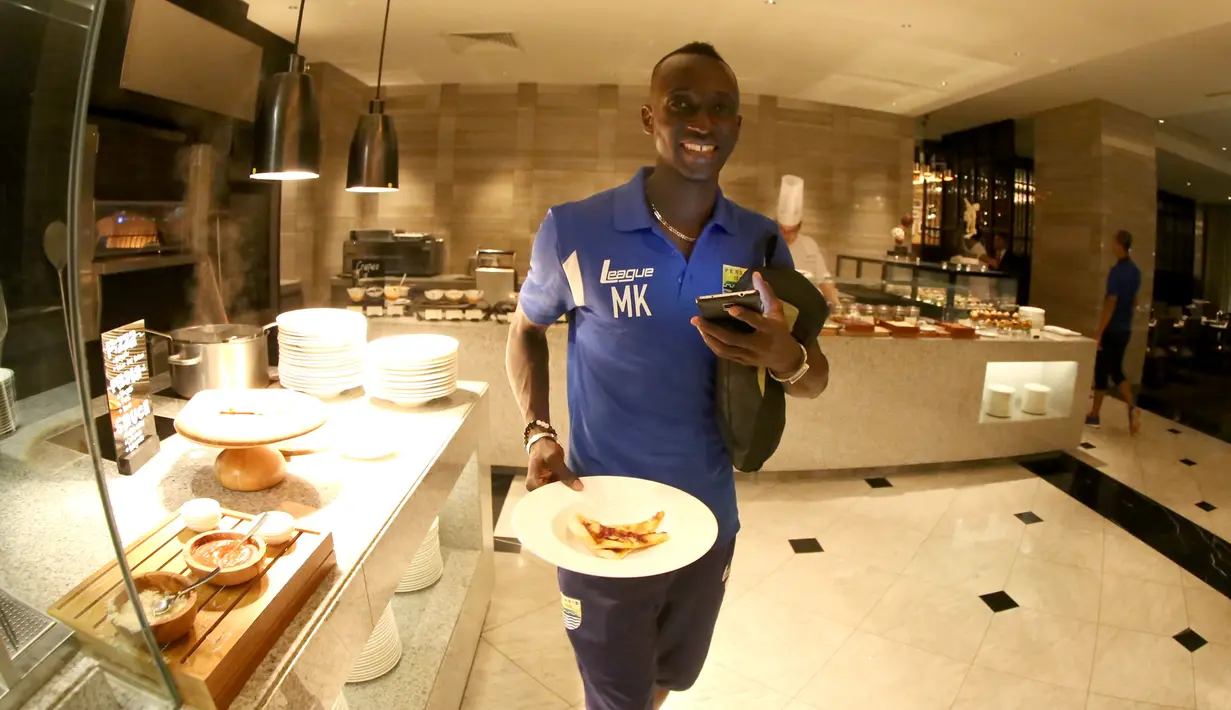 Pemain Persib, Makan Konate, bersantap malam sesampainya di hotel setelah final Piala Presiden 2015 di Stadion Utama Gelora Bung Karno, Jakarta, Minggu (18/10/2015). (Bola.com/Nick Hanoatubun)
