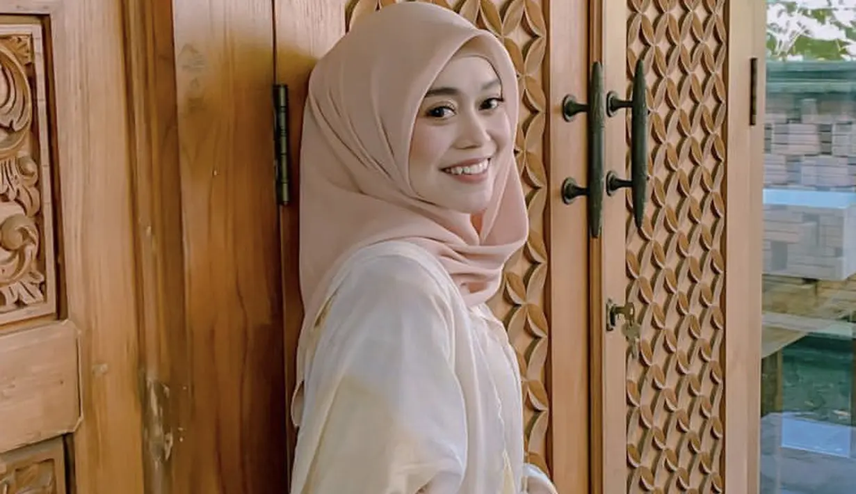 Lesty menyampaikan produk yang digunakan mengandung vitamin C alami tertinggi dari Kakadu Plum, 100x lipat dari satu jeruk. Serta mengandung 7 Natural Whitening Complex & Oxymoist Activating Technology.  (Instagram @lestykejora)