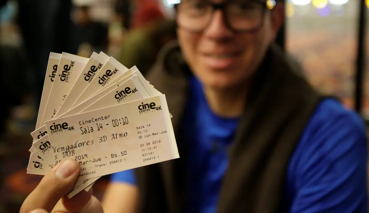 Seorang penggemar menunjukkan tiket untuk menyaksikan pemutaran perdana film The Avengers: Endgame di La Paz, Bolivia (24/4). Film Avengers Endgame melanjutkan Avengers Infinity War. (Reuters/David Mercado)