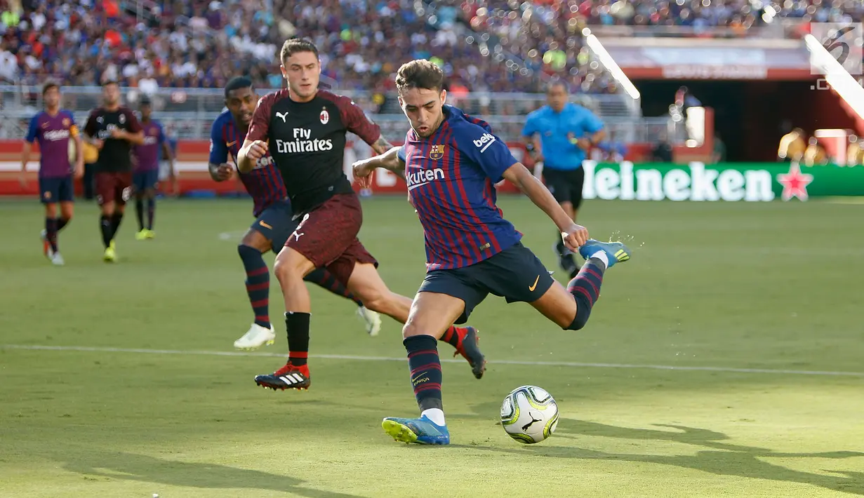 Penyerang Barcelona Munir El Haddadi berusaha menendang bola saat bertanding pada ICC 2018 di Levi's Stadium di Santa Clara, California (4/8). Milan menang tipis 1-0 atas Barcelona. (AFP Photo/Lachlan Cunningham)