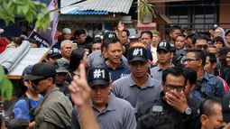 Cagub DKI Jakarta, Agus Harimurti Yudhoyono (AHY) saat blusukan di kawasan Kampung Pulo, Jakarta, Selasa (27/12). Dalam Kampanyenya AHY berjanji untuk mengurangi jumlah pengangguran dan penciptaan lapangan kerja. (Liputan6.com/Gempur M Surya)