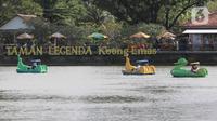 Pengunjung menaiki perahu di kawasan Taman Mini Indonesia Indah (TMII) di Jakarta, Kamis (5/5/2022). Pengelola TMII membatasi jumlah pengunjung maksimal 15 ribu orang pada libur Lebaran karena kawasan tersebut masih dalam tahap revitalisasi untuk persiapan G20. (Liputan6.com/Herman Zakharia)