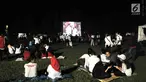 Para pendukung Capres dan Cawapres nomor urut 01 dan 02 saat nonton bareng Debat Perdana Pilpres di kawasan Gedung Bidakara, Jakarta, Kamis (17/1). Mereka menonton dengan layar tancap yang disediakan warga sekitar. (merdeka.com/Iqbal S Nugroho)