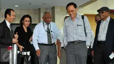 Mantan Direktur Penyidikan Kejaksaan Agung Chaerul Imam (kedua kanan) usai berdiskusi di Gedung KPK, Jakarta, Kamis (15/10/2015). Diskusi tersebut membahas rencana revisi UU KPK oleh DPR. (Liputan6.com/Helmi Afandi)