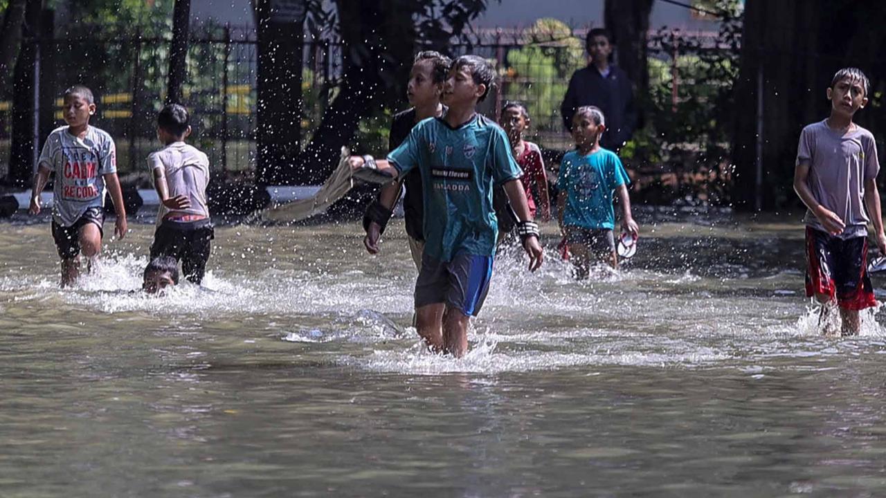 FOTO: Banjir Berangsur Surut, Genangan Masih Rendam Puluhan RT di Jakarta
