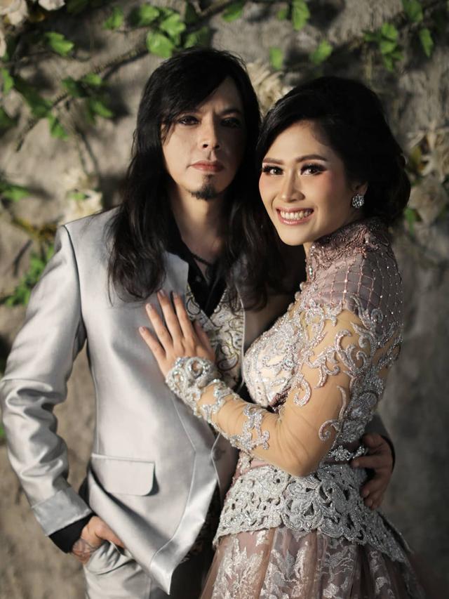 Beda Usia 16 Tahun, Ini 6 Potret Ovy /Rif dan Istri