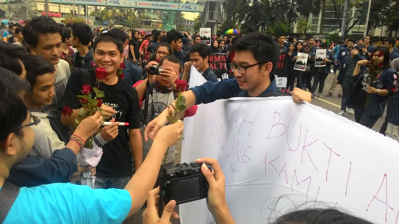 Kenang Tragedi Mei 98, Mahasiswa Trisakti Bagi-bagi Mawar di CFD