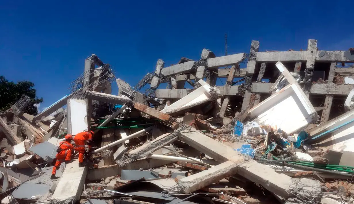 Tim penyelamat mencari korban yang tertimpa reruntuhan Hotel Roa-Roa setelah gempa dan tsunami menghantam Palu, Sulawesi Tengah, Senin (1/10). Sebanyak 18 negara menawarkan bantuan untuk bencana gempa dan tsunami Palu-Donggala. (AP Photo/Tatan Syuflana)