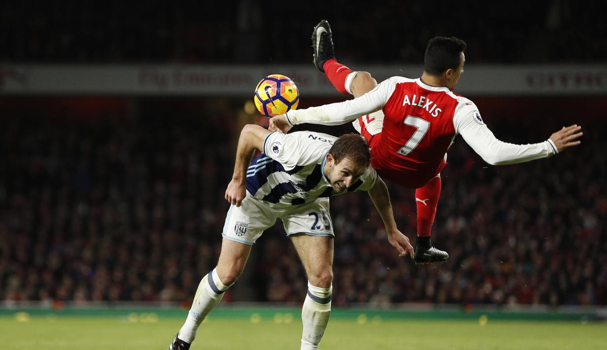 Duel pemain  Arsenal, Alexis Sanchez  (kanan) saat berebut bola dengan pemain West Bromwich, Craig Dawson pada laga Premier League Boxing Day di Emirates Stadium, (26/12/2016). (Action Images via Reuters/John Sibley)