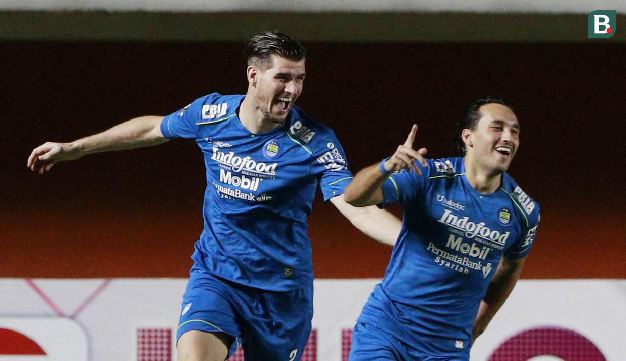 Striker Persib Bandung, Ezra Walian (tengah) melakukan selebrasi usai mencetak gol pertama timnya ke gawang Persebaya Surabaya dalam laga perempatfinal Piala Menpora 2021 di Stadion Maguwoharjo, Sleman, Minggu (11/4/2021). Persib menang 3-2 atas Persebaya. (Bola.com/M Iqbal Ichsan)