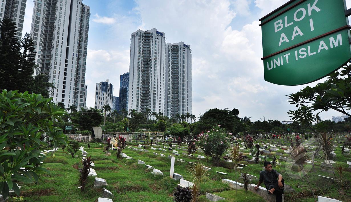 Suasana tempat pemakaman umum (TPU) Menteng Pulo, Jakarta, (15/3/2015). Rencananya, tahun ini ribuan makam di Jakarta akan ditata dengan cara plakatisasi guna penambahan ruang terbuka hijau (RTH) sebagai daerah resapan air. (Liputan6.com/Faizal Fanani)