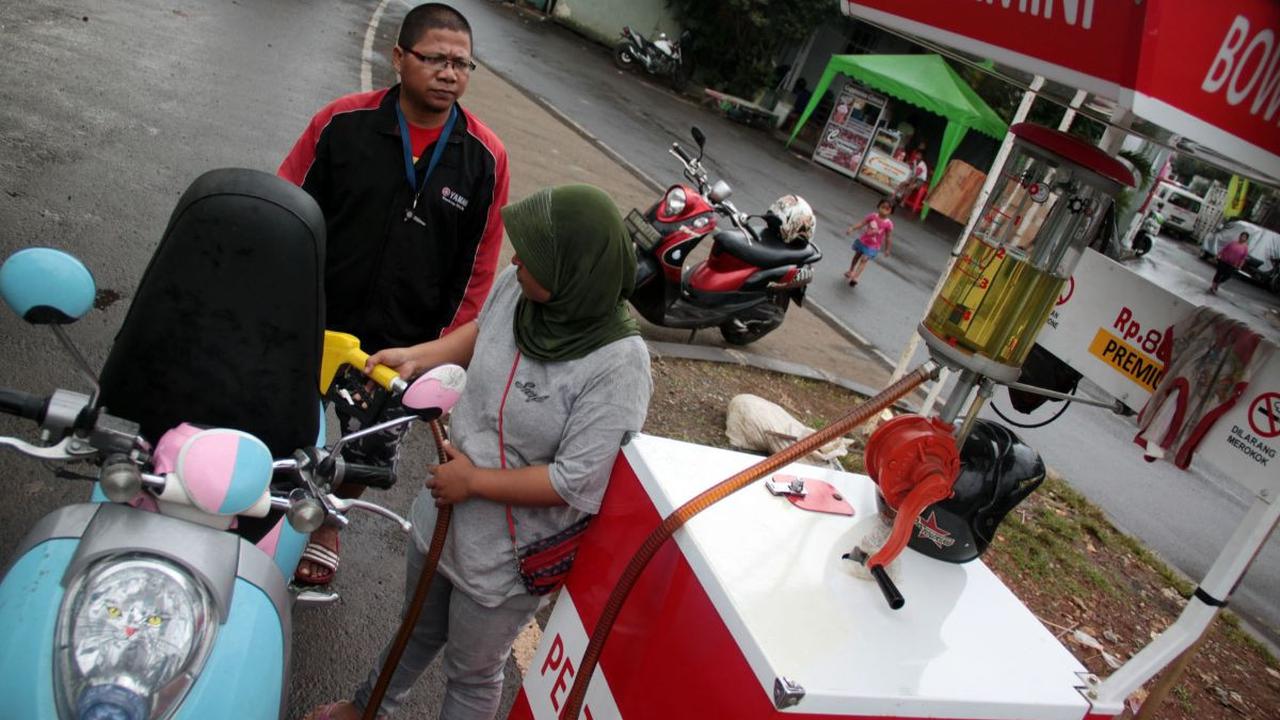 Tak berhenti disitu, Irto mengatakan pihaknya juga mengkaji usulan pengusaha Pertashop yang meminta ikut menjual Pertalite, BBM bersubsidi.