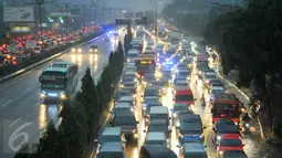 Sejumlah Kendaraan terjebak macet dikawasan Duren tiga Jakarta Selatan, Jakarta, Senin (23/5). Hujan lebat yang mengguyur ibu kota membuat lalulintas di beberapa titik ruas jalan menjadi macet dan semrawut. (Liputan6.com/Yoppy Renato)