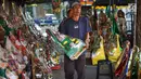 Pedagang membawa parsel yang dijual di kawasan Cikini, Jakarta, Selasa (28/5/2019). Penjualan parsel di kawasan ini menurun disebabkan turunnya permintaan, salah satunya akibat larangan menerima bingkisan bagi pejabat dan PNS di Indonesia oleh KPK. (Liputan6.com/Immanuel Antonius)