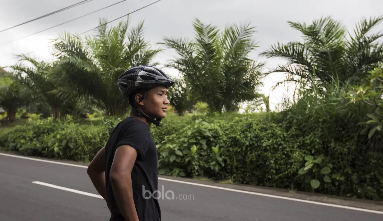 Striker Timnas Indonesia U-22, Ahmad Nur Hardianto, santai sejenak usai bersepada di Ubud, Bali, Jumat (7/7/2017). Penyerang Persela ini sedang mengikuti pemusatan latihan jelang SEA Games. (Bola.com/Vitalis Yogi Trisna)