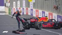 Pembalap Red Bull, Max Verstappen, gagal merampungkan balapan F1 GP Azerbaijan setelah mengalami pecah ban mobil di lap ke-49, Minggu (6/6/2021). (Twitter/F1)