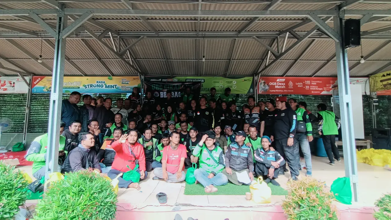Komunitas Ojol Cikarang bersama Serdadu Cikarang menunjukkan kepedulian sosial dengan menggalang dana dan membagikan paket sembako di Ekowisata Bambu Kuning (Istimewa)