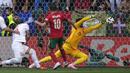 <p>Kiper Timnas Turki, Altay Bayindir kebobolan gol pertama lewat tendangan gelandang Timnas Portugal, Bernardo Silva pada laga matchday kedua Grup F Euro 2024 Westfalenstadion, Dortmund, Jerman, Sabtu (22/6/2024). (AP Photo/Darko Vojinovic)</p>