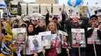 Orang-orang bereaksi ketika mereka menyaksikan layar di Hostages Square, Tel Aviv yang menyiarkan pembebasan sandera Israel yang ditahan oleh gerakan Hamas Palestina di Jalur Gaza, pada 22 Februari 2025. (Jack GUEZ/AFP)