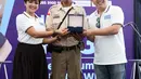 Nirina dan Augie selain memberikan bantuan donasi, juga memberikan penghargaan sebagai tanda jasanya pada non veteran tersebut. (Nurwahyunan/Bintang.com)