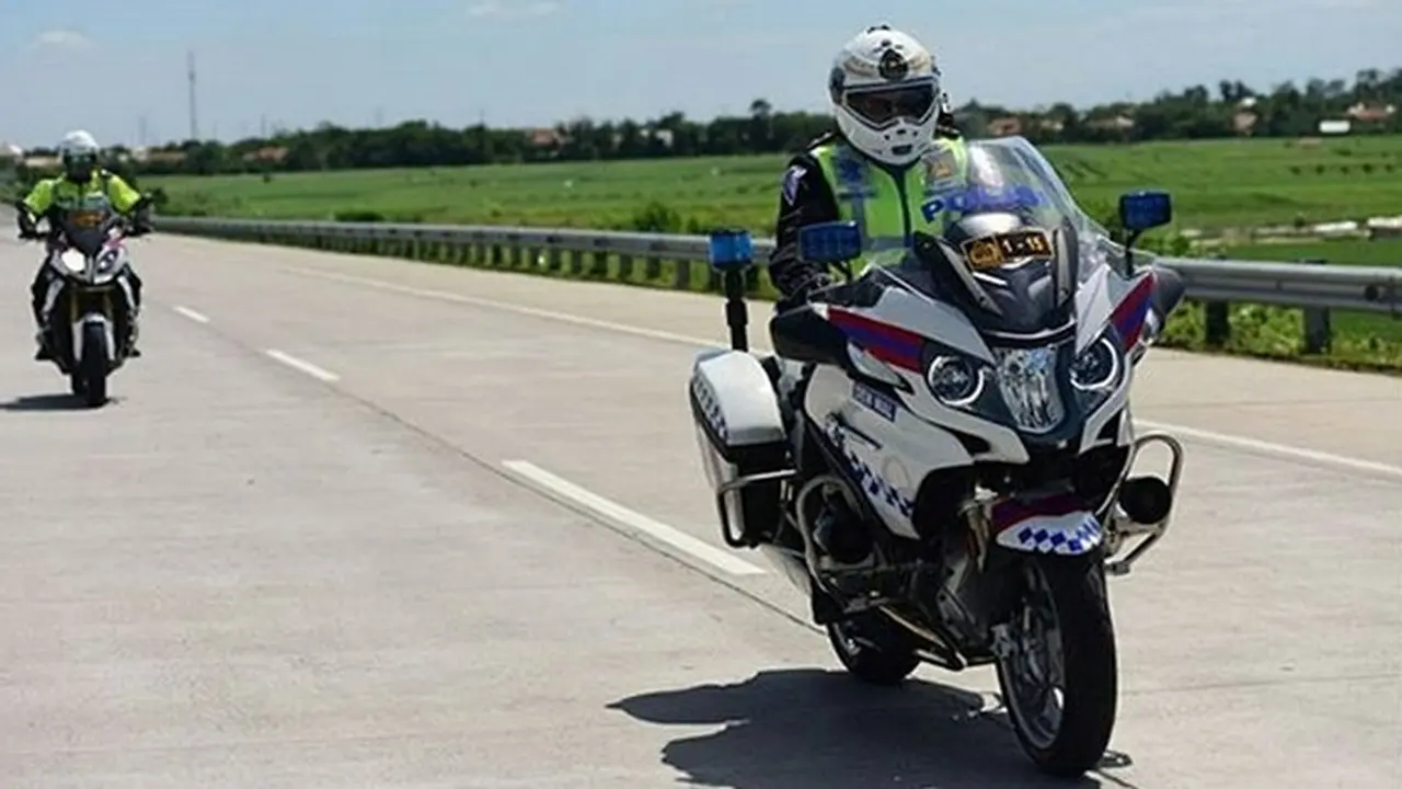 Korps Lalu Lintas (Kakorlantas) Polri Irjen Royke Lumowa mengendarai motor gede BMW