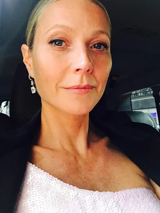 "Ini menarik. Aku pikir kita miliki beberapa kekasih yang membuatmu harus berusaha lebih untuk membuatnya berhasil, kan?" ujar Gwyneth ketika diwawancarai. (instagram/gwynethpaltrow)