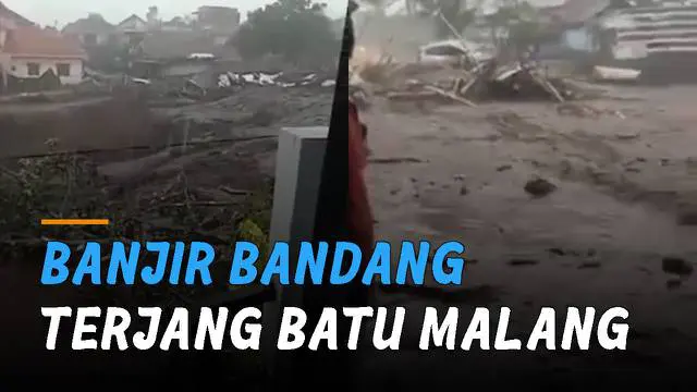 Sebuah video memperlihatkan banjir bandang menerjang Kota Batu, Malang, Jawa Timur.