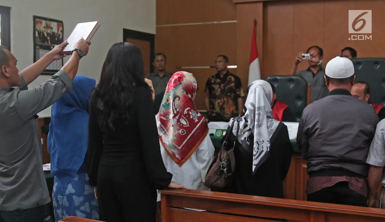 Vicky Shu dan saksi lainnya mengambil sumpah sebelum memberikan keterangan pada sidang First Travel di PN Depok, Rabu (14/3). Vicky Shu menjadi salah satu artis yang turut mempromosikan First Travel melalui media sosial. (Liputan6.com/Herman Zakharia)