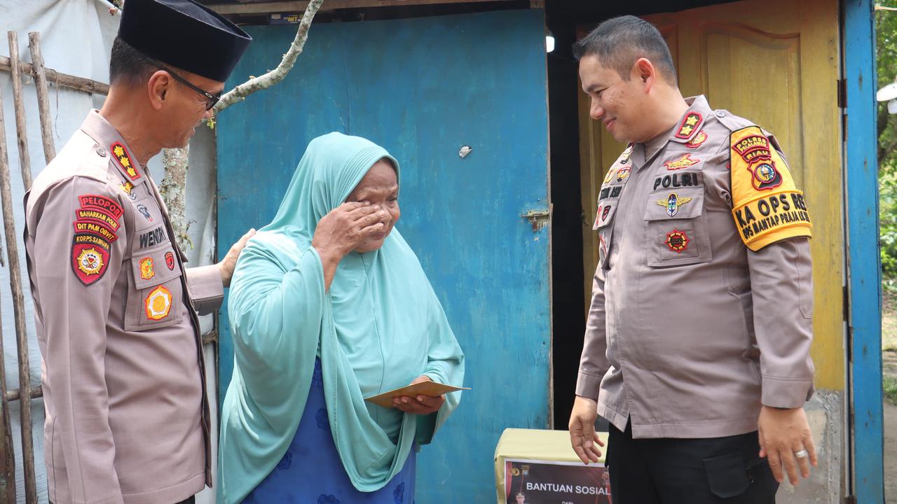Polri Gelar Bakti Sosial, Beri Bantuan Sembako ke Warga Kurang Mampu