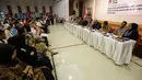 Ketua KPU Arief Budiman memaparkan Hasil Penelitian Administrasi Perbaikan kepada 9 Partai Politik (Putusan Bawaslu) di Gedung KPU Pusat, Jakarta, Minggu (24/12). KPU menyatakan 2 dari 9 partai lolos sebagai calon partai. (Liputan6.com/Faizal Fanani)