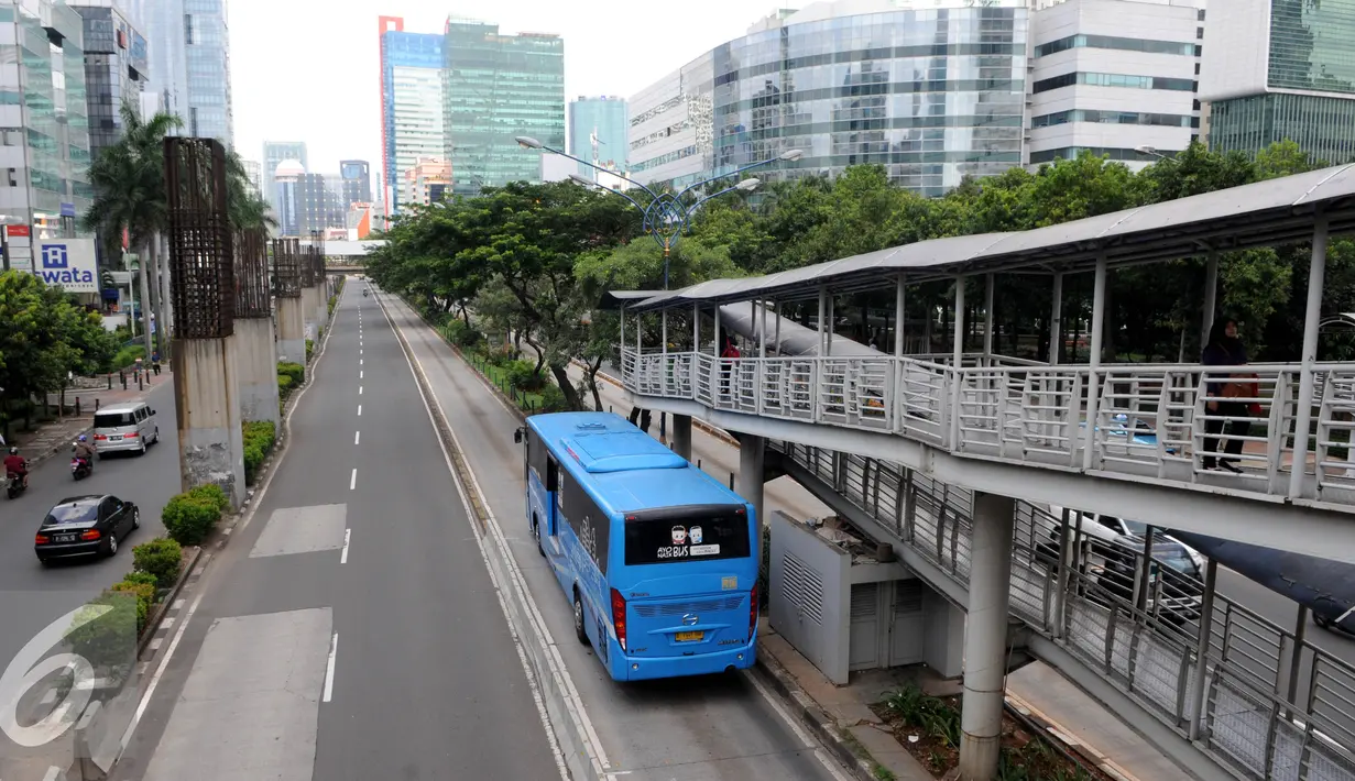 <p>Transjakarta singgah di halte busway, Jakarta, Senin (11/7). Meski libur Idul Fitri telah usai namun beberapa ruas jalan di Jakarta masih lengang. (Liputan6.com/Helmi Afandi)</p>