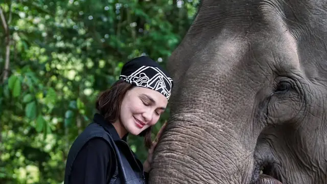 Gaya Maskulin Luna Maya Tinjau Lokasi Bencana di Aceh, Naik Motor Trail hingga Makan Durian