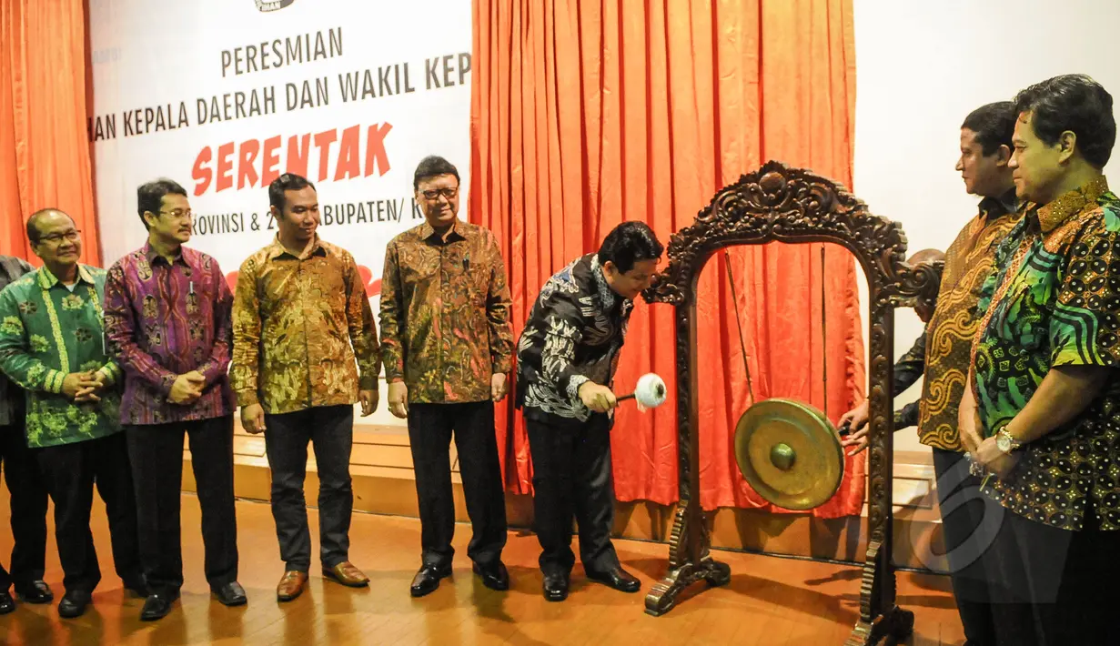Ketua KPU, Husni Kamil Manik memukul gong saat meresmikan mulainya tahapan 'Pemilihan Kepala Daerah Serentak' di Kantor KPU, Jakarta, Jumat (17/4/2015). (Liputan6.com/Faizal Fanani)