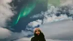 Dalam unggahan media sosial Instagramnya, Lula Lahfah dengan bangga memperlihatkan potret dirinya bersama dengan aurora di langit. Sambil tersebut dengan menahan dingin yang menusuk, Lula Lahfah sangat bahagia untuk dapat mewujudkan impiannya menyaksikan aurora. (Liputan6.com/IG/@lulalahfah)