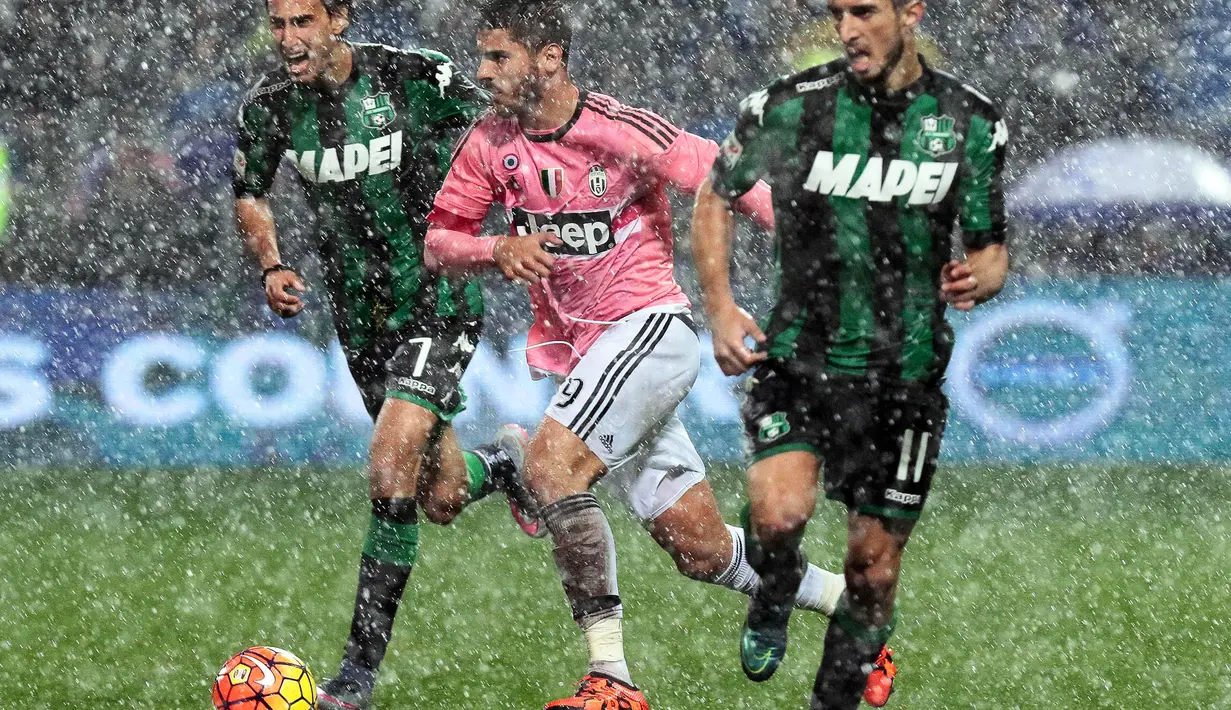 Penyerang Juventus, Alvaro Morata berusaha melewati hadangan pemain Sassuolo pada laga Serie A di Stadion Mapei, Italia, Rabu (28/10/2015). (EPA/Serena Campanini)