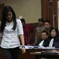 Jessica Kumala Wongso berjalan menuju kursi saat sidang ke-22, kasus kematian Mirna Wayan Salihin di Pengadilan Negeri Jakarta Pusat, Jakarta, Senin (19/9). (Liputan6.com/Helmi Afandi)