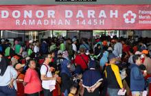 FOTO: Berkah Ramadan, Ribuan Warga Antusias Mengantre Sedekah Darah untuk Aksi Kemanusiaan