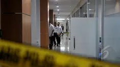 Anggota Bareskrim Mabes Polri menggeledah ruang kerja Wakil Ketua DPRD DKI Jakarta Abraham Lunggana di Lantai 9 Gedung DPRD, dan ruangan Komisi E DPRD, Jakarta, Senin (27/4/2015). Pemeriksaan ruang kerja ini terkait kasus UPS.(Liputan6.com/JohanTallo)