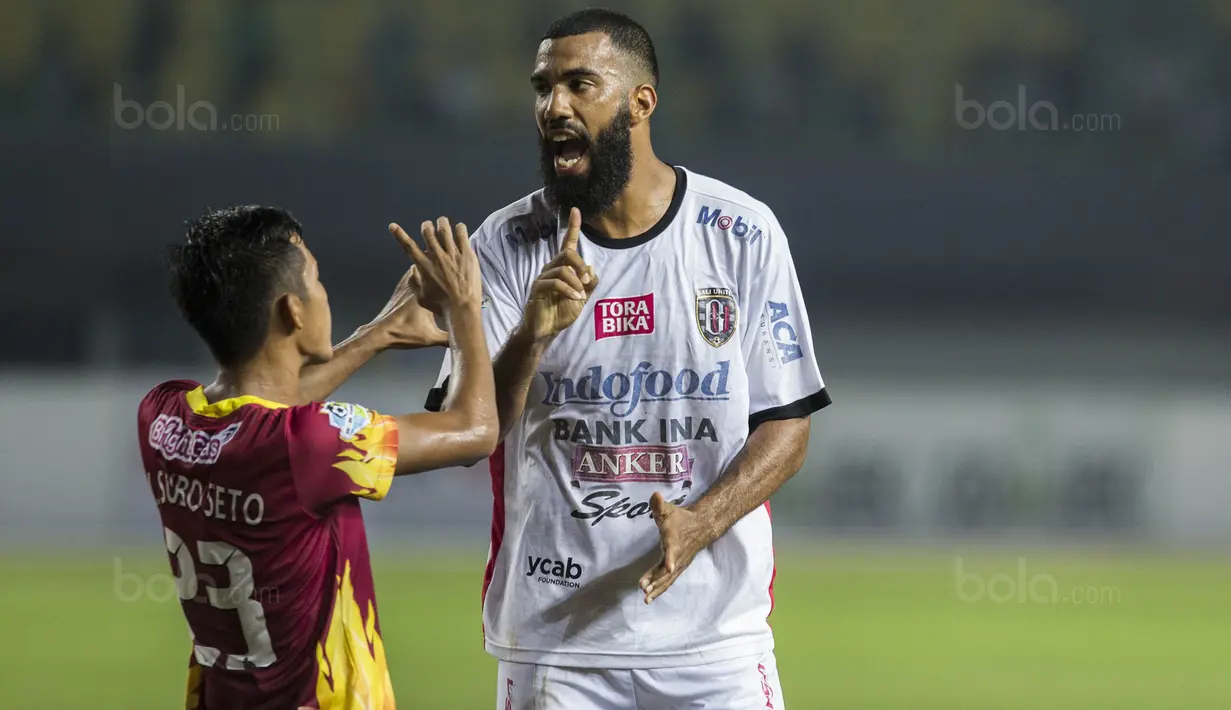 Striker Bali United, Sylvano Comvalius, berdebat dengan gelandang Bhayangkara FC, Wahyu Subo Seto, pada laga Liga 1 Indonesia di Stadion Patriot, Bekasi, Jumat (29/9/2017). Bhayangkara menang 3-2 atas Bali. (Bola.com/Vitalis Yogi Trisna)
